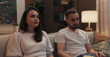 İki ev arkadaşı kanepede oturup Netflix 'te yeni diziler izliyor. Bölüm bölüm izleyip, en sevdikleri karakterleri neşe içinde tartışacaklar..