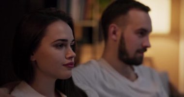 Yakın çekim seçici duygusal zaman yan yana oturarak heyecan verici gerilim içinde ileriye doğru eğil gergin sahneler sırasında birbirlerine fısıldayarak reklam arasında fısılda..