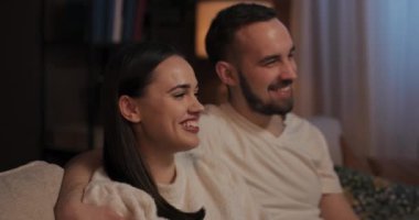 Bir çift ev arkadaşı iş yerinde ya da okulda yoğun bir gün geçiriyorlar ve birlikte oturup sohbet ediyorlar ara sıra filmdeki komik sahnelere işaret ediyorlar ne izlediklerini tartışıyorlar..