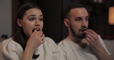 Arkadaşları duygusal sahnelerle dolu dramatik bir film izleyip duygusal anlarda onun desteğini göstermek ve teselli etmek için patlamış mısır yiyor..