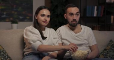 Zıplamayla dolu korku filmi izleyen güzel bir çift, korku anlarını yaşıyor. Kadın, korkunç sahnelerden uzaklaşmak için onu tutan adamın elinde yüzünü saklarken açıkça korkuyor..