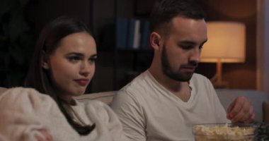 Sevimli çift romantik komedi seyrediyor. Ucuz çizgilerle dolu uygunsuz anlar. Erkeklerden rahatsız olan kadın sesli çiğneyen kadın filme odaklanamaz..