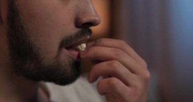 Bir avuç patlamış mısırın tadını çıkartan bir adam. Tecrübe konuşuyor. Saf bir haz veriyor..