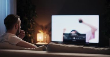 Genç ve çekici bir adam, boş zamanlarını klasik filmler izleyerek ve sinemaya olan aşkını tatmin ederek geçiren bir film tutkunudur..