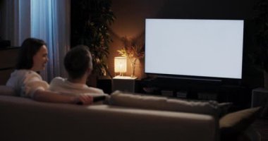 Mutlu kardeşlerin nostaljik bir gece yaşarken eski klasiklerin neşeli bir sevinçle ezgilerini dinlerken oturma odaları neşe ve ahenk dolu beyaz ekran maketinin bir maketi..