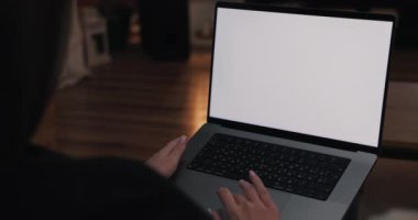 Beyaz ekranlı dizüstü bilgisayarı olan bir kadın online iş eğitimi alanında çalışıyor. Özel konsept eğitimi. Genç öğretmen video dersi alıyor..