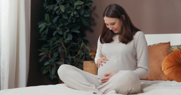 Těhotenství Glow Koncept Brzy Budoucí Máma Sedí Posteli Její Krátké — Stock video