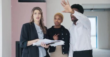 Temsilci etkileyici pencereyi vurguluyor, müşteriler bol ışık ve manzara öngörüyor.