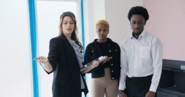 Ev planı ellerindeyken, menajer merak ve hayal gücünü harekete geçirir, yenilenmemiş evlerinde henüz gerçekleşmemiş olasılıklar hakkında büyüleyici bir konuşma başlatır..