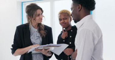 Ajan, yenilenmemiş uzayda çift olarak yürür, canlı sohbetler dönüşüm için ortak görüşü açığa çıkarır.