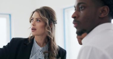 Yenilenmemiş binaları keşfetmek, ajan ve çift fikir alışverişinde bulunmak, heyecan ve kararlılığı körüklemek.