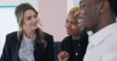 Yakın plan çekimde, bir emlakçı yenilenmemiş bir evde Afro-Amerikan bir çiftle duruyor. Planlarını tartışırken, kadın kocasıyla olan anlaşmazlığını dile getiriyor..