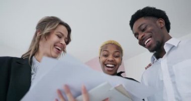 Büyüleyici bir yakın plan ile Afrikalı çift ve emlakçı yeni evlerinin karmaşık planlarını gözden geçirirken fikir alışverişinde bulundular..