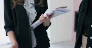 Menajer ve çift arasındaki yakın ilişki, gerçek mutluluk ve minnettarlık sergileyen çiftler, ev sahibi olma hayallerine ulaşmalarında önemli rol oynayan ajanları sembolize ediyor..