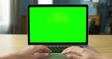 Video düzenleyici içerik yaratıcısı, görüntülerin düzenlenmesi projenin detaylarına titiz bir şekilde dikkat çekmek için görseller yaratıyor ve ara sıra gülümsemeler kaydettiği ilerlemeden duyduğu memnuniyeti gösteriyor..