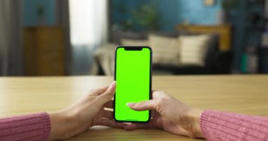 Cep telefonuyla arkadaş ailesiyle bağlantı kurmak, grup sohbetlerine katılan mesajlar yazmak. Yüz ifadeleri ve ara sıra gülüşü etkileşimlerden hoşlandığını gösteriyor..