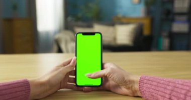 Kadın hevesli okuyucu, dijital kitapları ya da cep telefonundaki makaleleri araştırıyor. Büyüleyici bir romana, bilgilendirici bir bloga ya da çevrimiçi bir dergiye kapılmış olabilir..