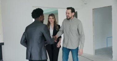 Yeni inşa edilmiş Afrika gayrimenkul gelişimini tadilatsız araştıran çift, gelecekteki inşaatı için yeni bir başlangıç yapmak isteyen rüya evleri arayan demografik bir çifti temsil ediyor..