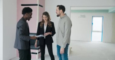 Potansiyel mali kısıtlamalara rağmen çiftler gayrimenkule yatırım yapmanın değerini kabul ediyorlar. Mülk satın almanın uzun vadeli mali kararının gelecekteki istikrar için sağlam temeller oluşturduğunu anlıyorlar..