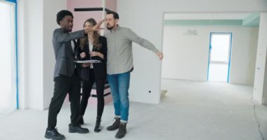 Emlak yatırımcısı Afrikalı emlakçı, gelecekteki değer kazanma, kira geliri, mülkiyet konumu tasarımının avantajlarını tartışmak için umut verici bir yatırım fırsatı sunuyor..