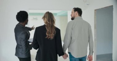 Genç Çiftlerin Hayali Ev Afrikalı emlakçısı, aileleri için güzel bir yuva kurma konusunda heyecanlı genç bir çifte yeni bir ev gösteriyor..