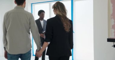 Göçebe yaşam tarzı özgür ruhlu çift Afrikalı emlakçıyla buluşuyor. Ev, dönüştürülmüş minibüsler veya yaşam tarzını kucaklayan modüler konutlar gibi alışılmadık konut seçeneklerini araştırıyorlar..