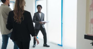 Sanatsal Haven sanatsal çifti, sanatsal ifadeler için sığınak sağlayan yaratıcı amaçlarına ilham vererek boş tuval olarak tasarlanmış her odanın mimari açıdan çarpıcı olduğu bir evi ziyaret ediyor..