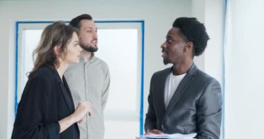 Macera Avcıları ajanları vahşi doğada yuva yapmış engebeli kulübeler sergiliyor. Açık havada hasret çeken çift onlara sayısız yürüyüş patikalarını hatırlatıyorlar. Kapı eşiğinde bekleyen nefes kesici manzaralar..