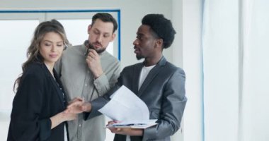 Afrikalı emlakçılar, ortak alanların, ortak alanların ve ortak alanların geliştirilmesi konusunda tutkulu çiftlerle birlikte kalkınma projesi planlarını paylaşıyor..