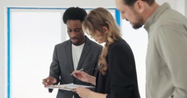 Afrikalı emlakçılar gelecekteki imkanlara yönelik jestler yapıyor. Cömert açık alanlara ve çevre düzenlemesi potansiyeline dikkat çekiyor. Çiftleri geleceklerini görselleştirmeleri için cesaretlendiriyor..