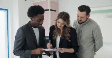 Tasarım için keskin bir gözü olan Afrikalı emlakçı, binaların mimari özelliklerini ön plana çıkarıyor, örneğin tuğla duvarlar ve yüksek tavanlar gibi. .