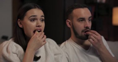 Arkadaşları duygusal sahnelerle dolu dramatik bir film izleyip duygusal anlarda onun desteğini göstermek ve teselli etmek için patlamış mısır yiyor..