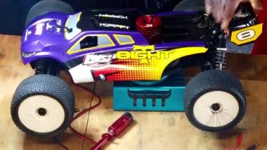Telsiz, Nitro Car 'ın yüksek devrini kontrol ediyor. Yüksek kalite 4k görüntü