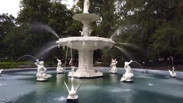 公園の噴水の周りを左から右へ サヴァナ ジョージア高品質4K映像 — ストック動画
