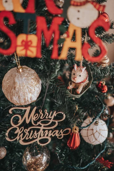 Işıklı ve el yapımı süslemeli Noel ağacı