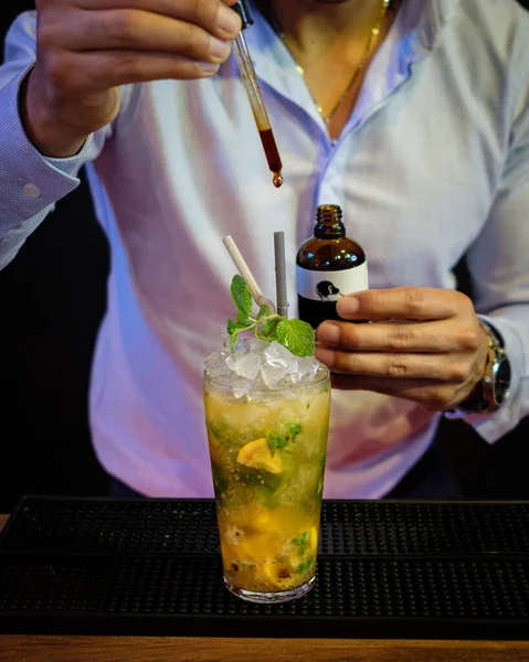 Zubereitung Eines Cocktails Auf Der Basis Von Zitrone Pisco Likör — Stockfoto