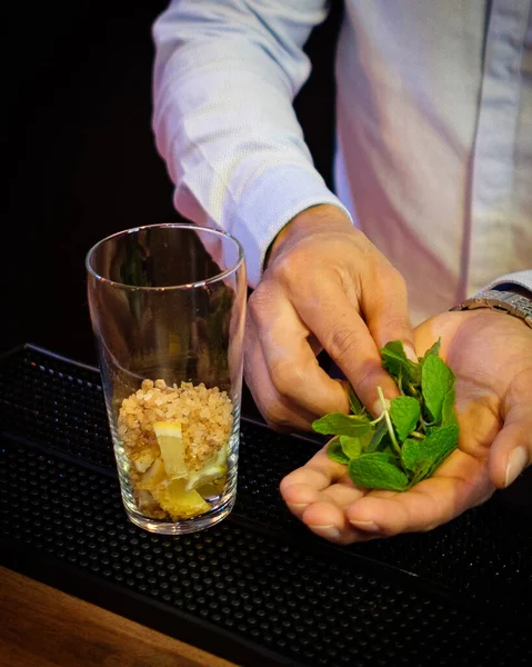 Limon, pisko likörü, taze nane ve tarçın şekerine dayalı bir kokteyl hazırlama
