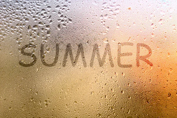 Die Inschrift Auf Dem Verschwitzten Glas Das Wort Sommer Auf — Stockfoto
