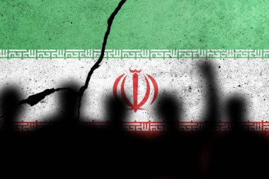 Beton duvarda İran bayrakları ve protestocular vardı.