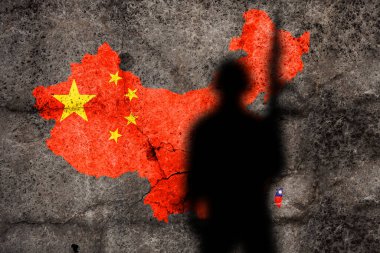 Çin ve Tayvan bayrakları beton bir duvara asker gölgesi ile boyanmış.