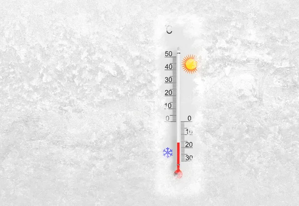Termometro Esterno Una Finestra Congelata Mostra Meno Gradi Celsius Temperatura — Foto Stock
