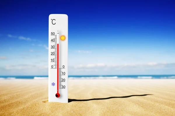 Жаркий Летний День Термометр Шкале Цельсия Песке Температура Окружающей Среды — стоковое фото
