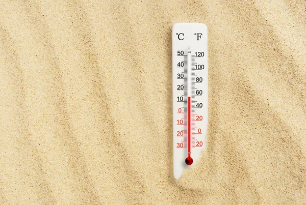 Giornata Estiva Calda Termometro Scala Celsius Fahrenheit Nella Sabbia Temperatura — Foto Stock