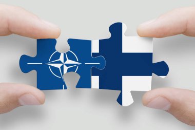 Finlandiya ve NATO bayraklarından yapılmış bulmacalar. Finlandiya NATO 'ya katıl