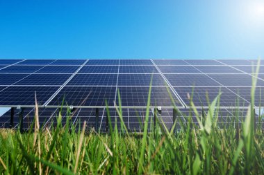 Güneş panelleri fotovoltaik güç istasyonu. Alternatif elektrik kaynağı. Yeşil ve temiz enerji gücü 