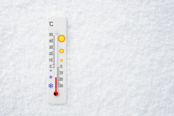 雪の中で白い摂氏スケール温度計 周囲温度 15度摂氏 — ストック写真