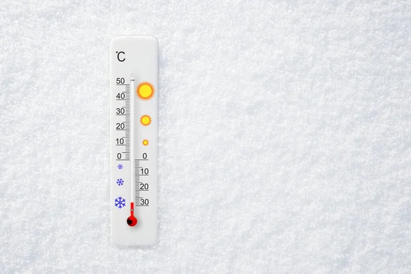 雪の中で白い摂氏スケール温度計 周囲温度 — ストック写真