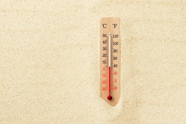 Жаркий Летний День Термометр Шкалы Цельсия Фаренгейта Песке Температура Окружающей — стоковое фото