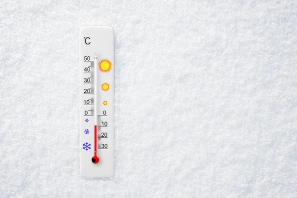 雪の中で白い摂氏スケール温度計 周囲温度マイナス9 — ストック写真