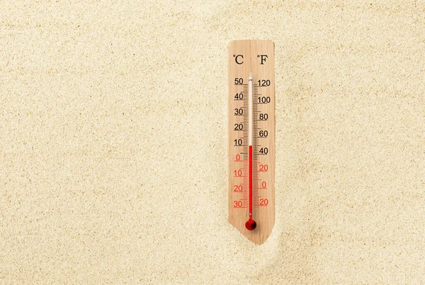 暑い夏の日 砂の中の摂氏と華氏の温度計 周囲温度 10度 — ストック写真